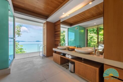 Room 2 bathroom (1)